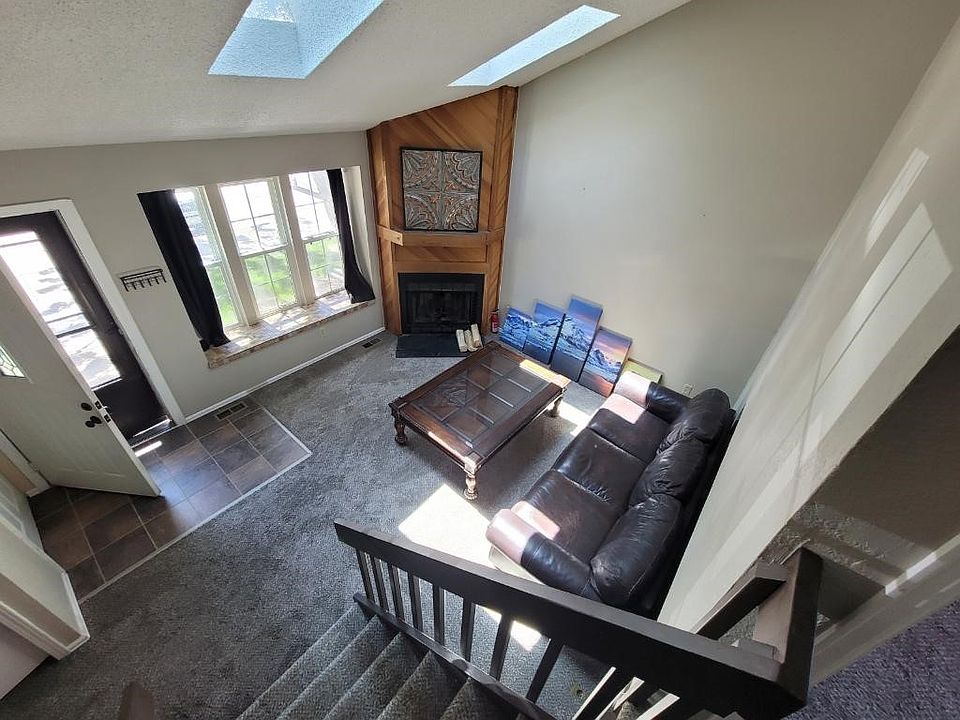 Living Room/Fireplace