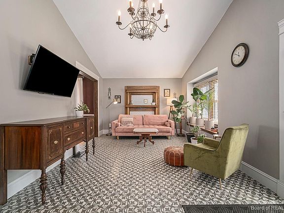 3rd image of 408 W Chicago Blvd