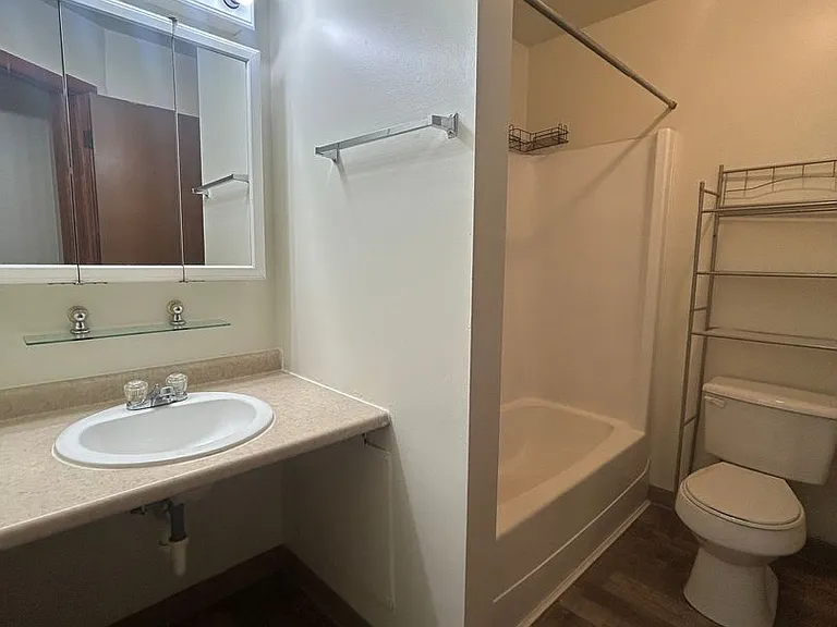 329 W 1st St — Photo 6