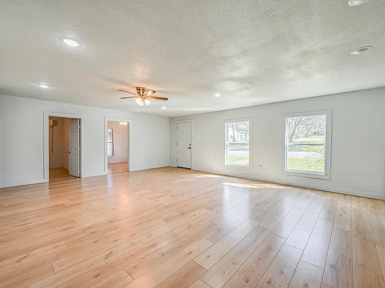 1131 W Johnson St — Photo 2