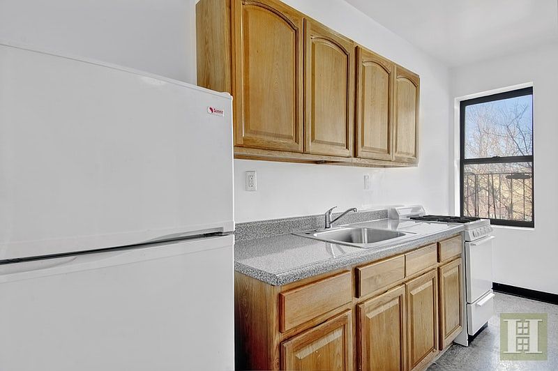 2nd image of 1015 Summit Ave APT 3A