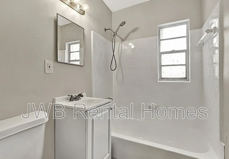 915 Wayne St — Photo 12