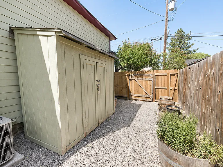 146 NW Jefferson Pl — Photo 40