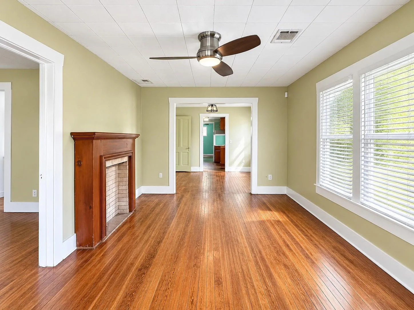 3 bed, 2.0 bath, 1784 sqft, $1,800 — Photo 2