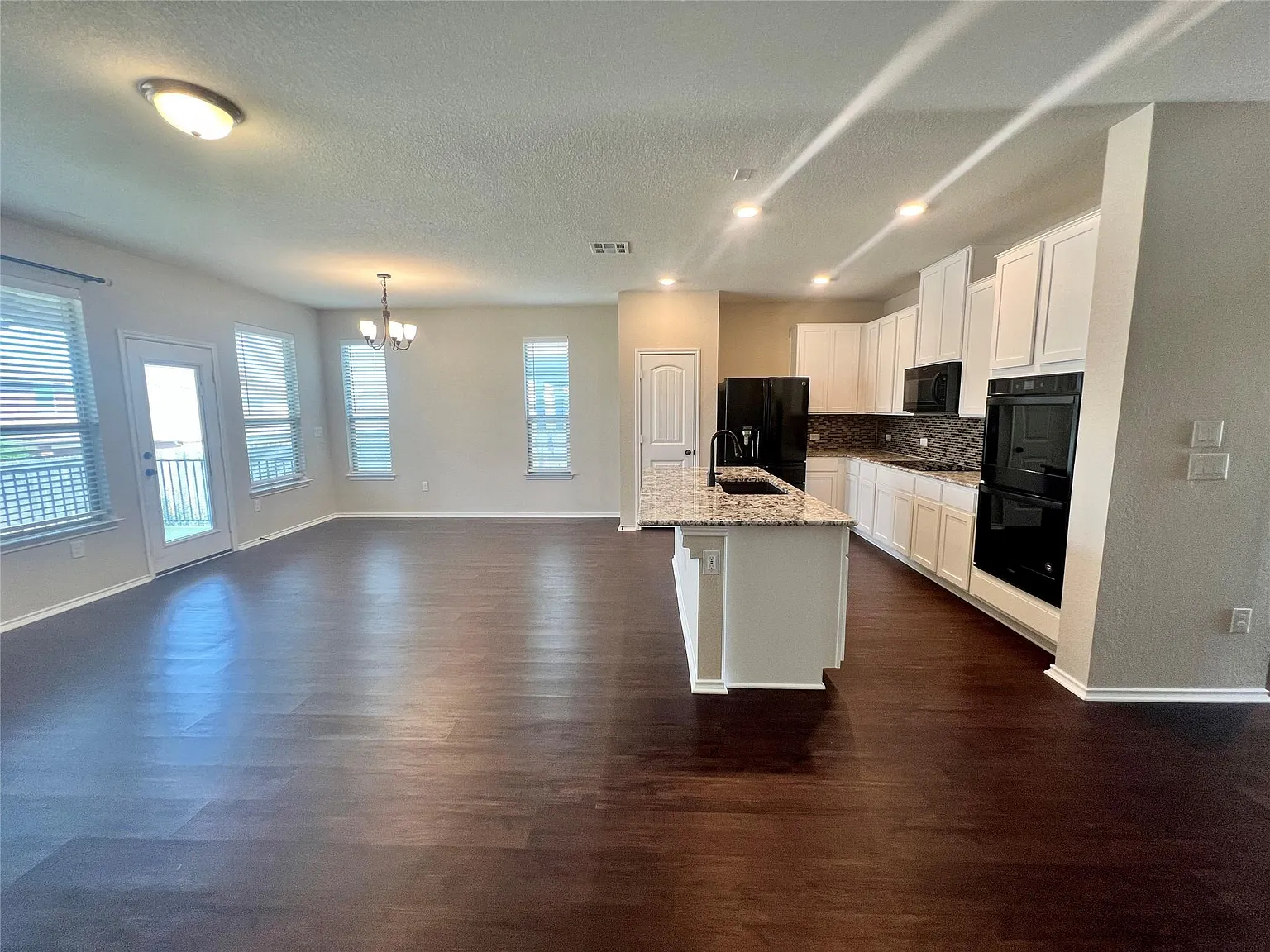 6 bed, 4.0 bath, 2505 sqft, $3,095 — Photo 4