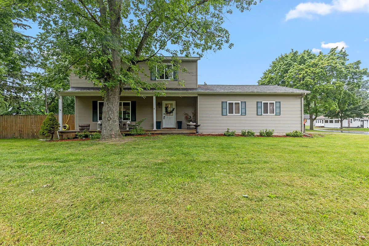 636 E Grand St photo 1