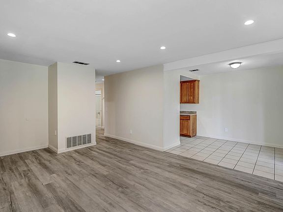 4th image of 4611 Oceanside Dr APT A