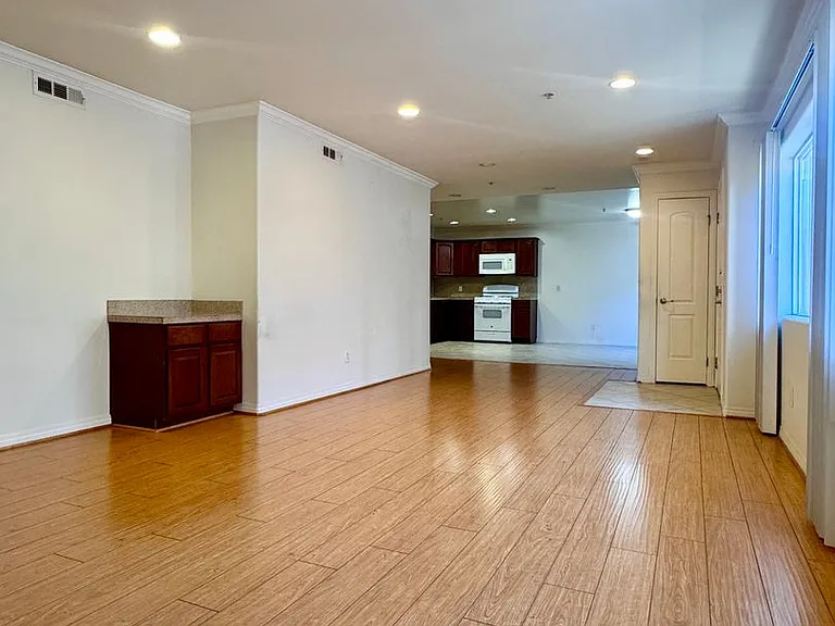13525 Vanowen St #305 — Photo 8
