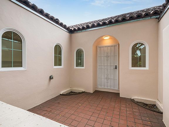 3rd image of 1520 N Crescent Heights Blvd
