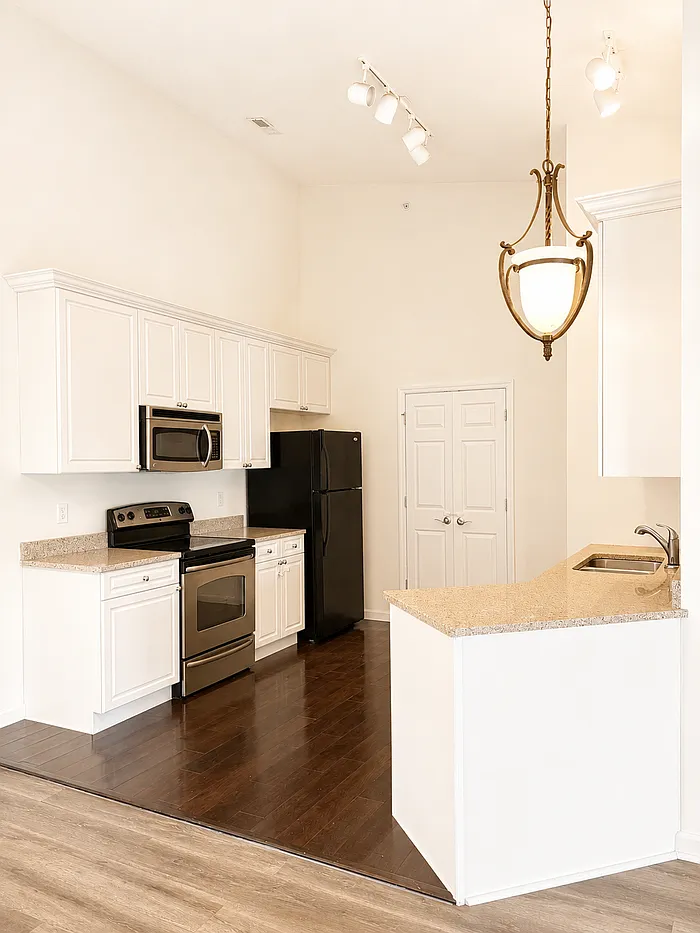 Building Photo - 6431 Brookfield Court Dr #203