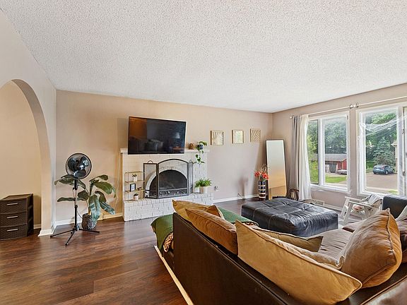4th image of 121 Chaparral Dr