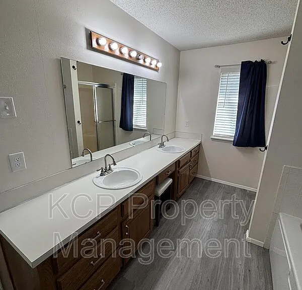8812 Skypark Dr — Photo 16