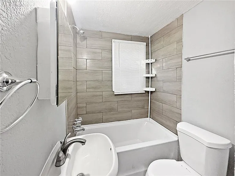 109 Vine St SW #A — Photo 8