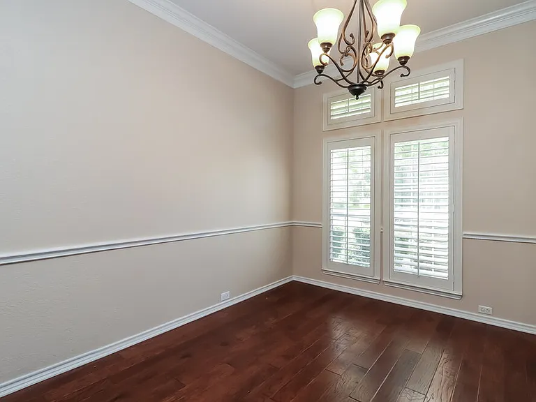 1933 Perry Dr — Photo 6