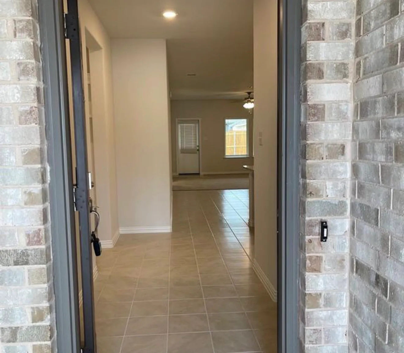 4 bed, 1854 sqft, $2,600 — Photo 2