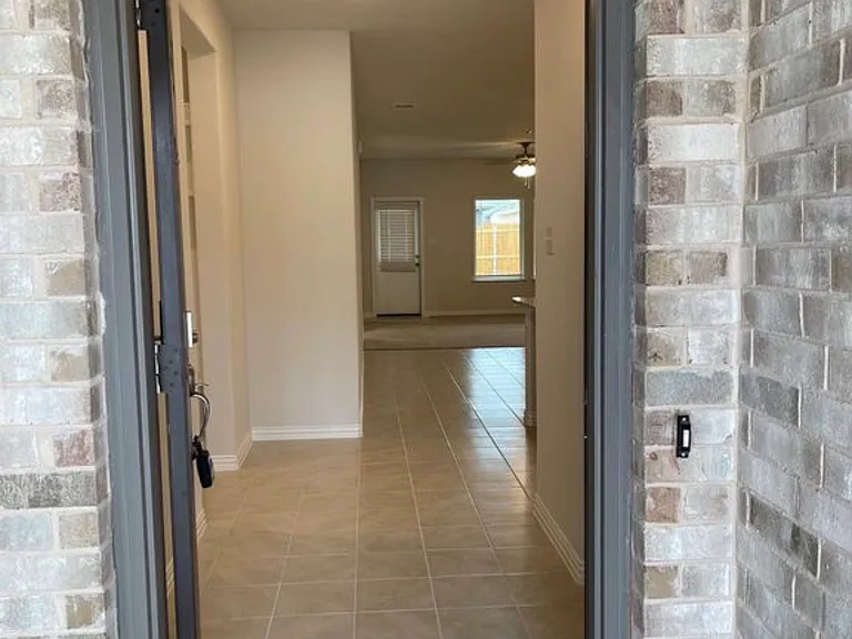 1808 Briar Hill Dr — Photo 2