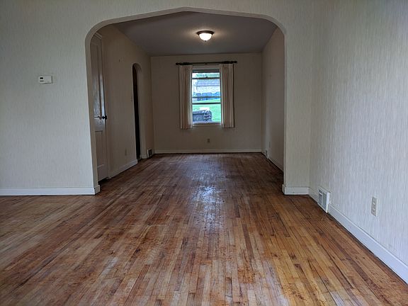 5th image of 141 Lake St E