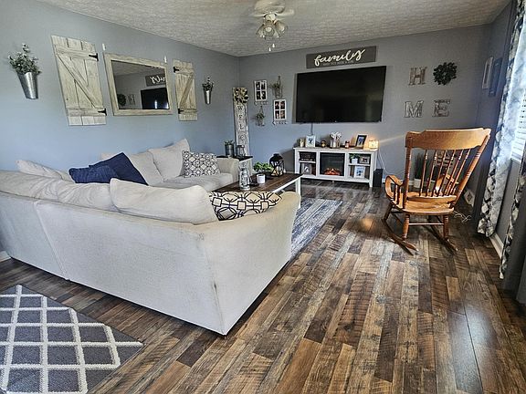 4th image of 46 Skinner Ln