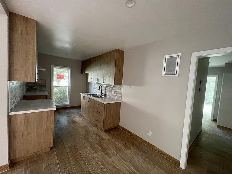 9949 Pinewood Ave — Photo 5