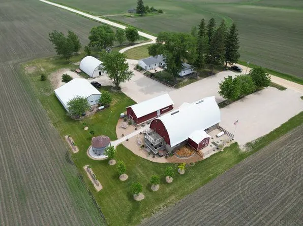 1713 165th St, Manchester, IA 52057