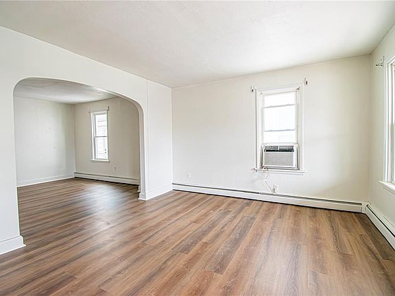 4th image of 1619 Main St