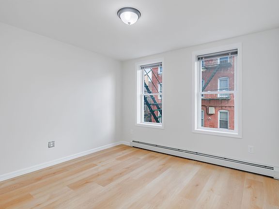 5th image of 101 W 49th St APT 4