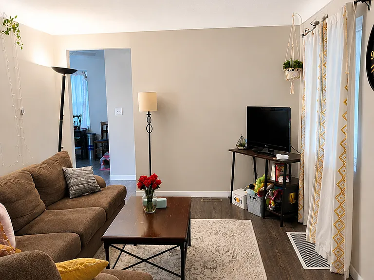 1266 Hugo Ave — Photo 2