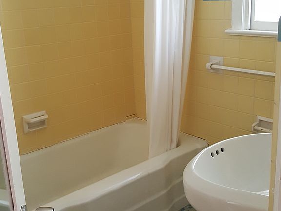 4th image of 646 E Marks St