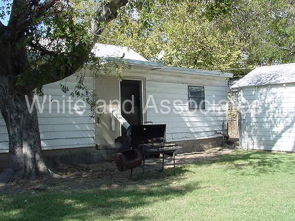 2nd image of 210 SE 9th St