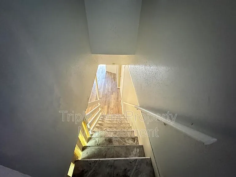 513 Coachway Ln — Photo 31