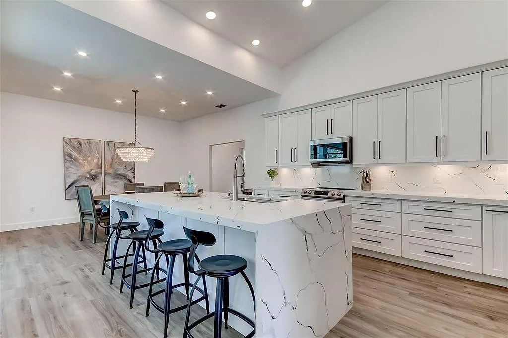 4 bed, 3.0 bath, 2995 sqft, $15,000 — Photo 4