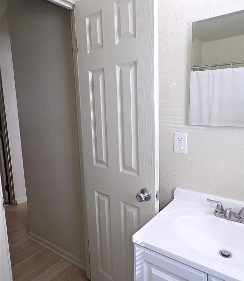 1129 Dallas St — Photo 16