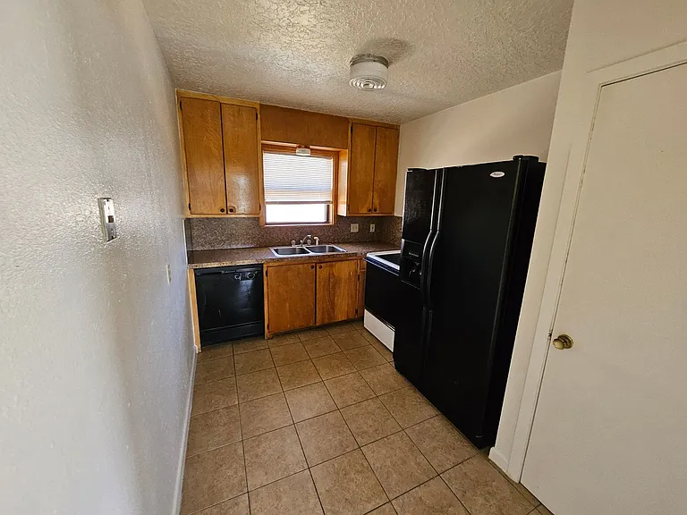 1400 S Ave E — Photo 4