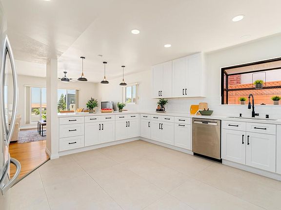 3rd image of 5736 Soledad Mountain Rd