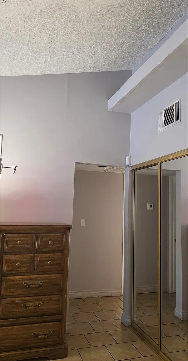 2 bed, 1.0 bath, 1864 sqft, $1,500 — Photo 2