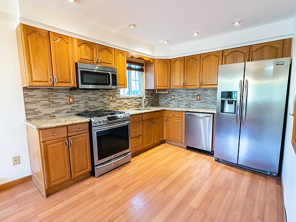 5th image of 23 Lynn Ct