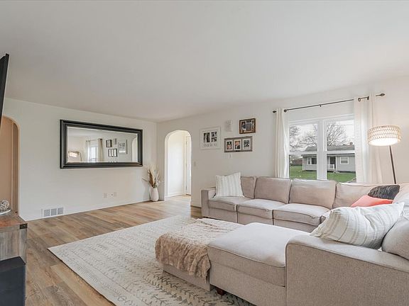 4th image of 105 Detweiller St