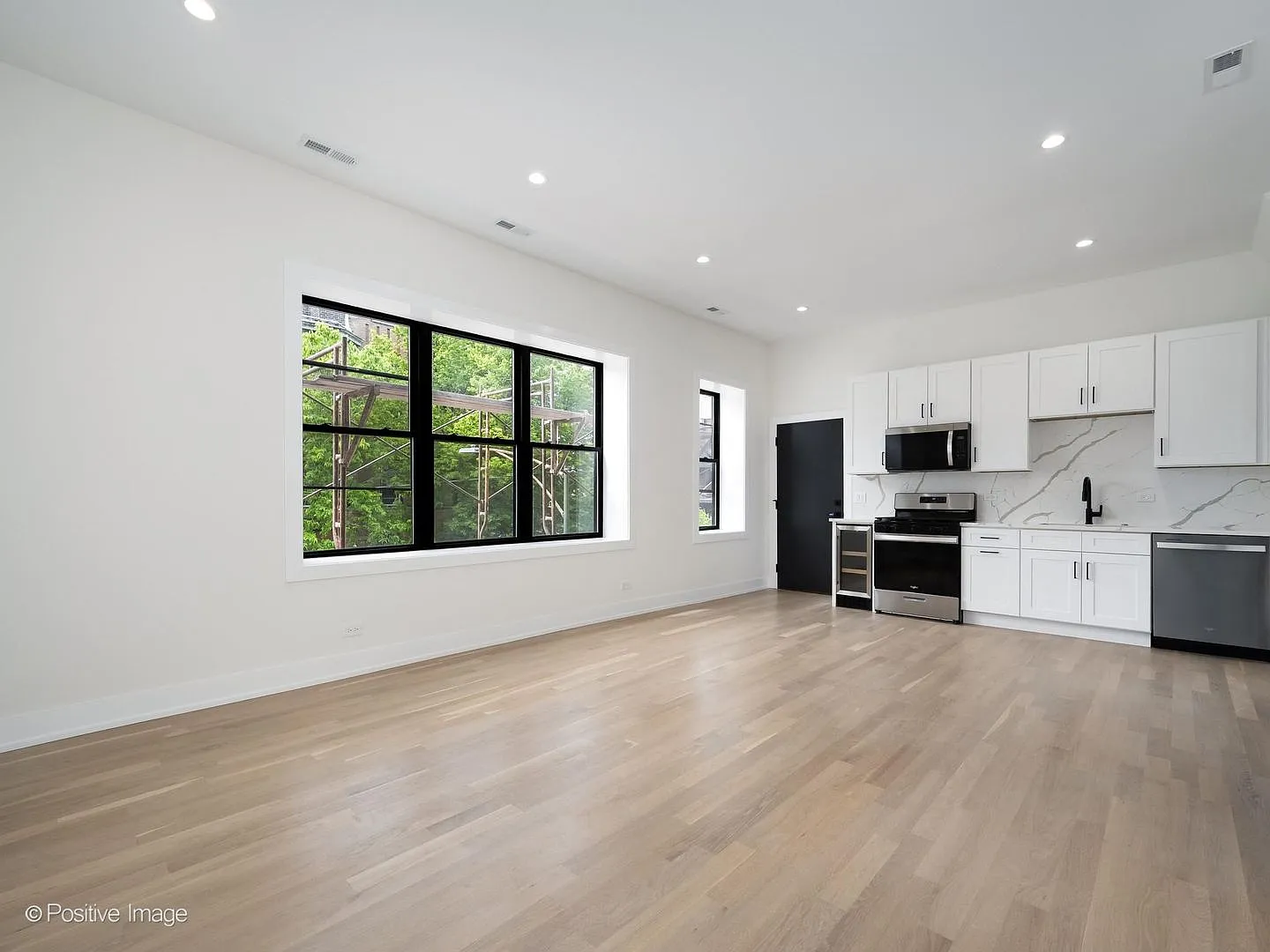 LC2 - 1500 N Western — Photo 2