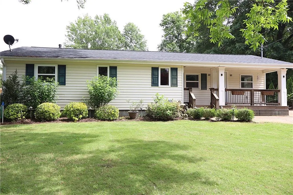 3 bed, 1.0 bath, 1128 sqft, $1,990 — Photo 2