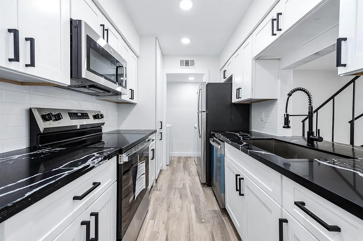 Building Photo - 5532 Beverly Hill St #1