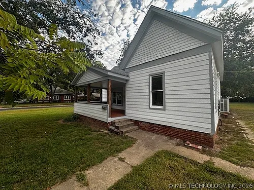 1201 E 8th St Photo 1