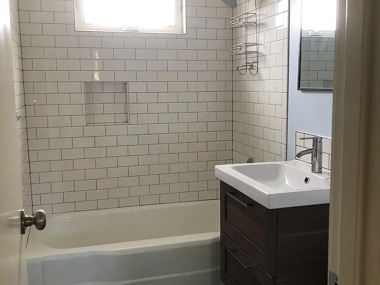 Full bath (recently renovated)