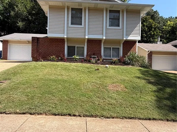 537 Treetop Village Dr, Ballwin, MO 63021