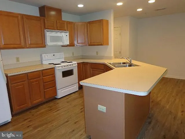2 bed, 1.0 bath, 921 sqft, $1,300 — Photo 2