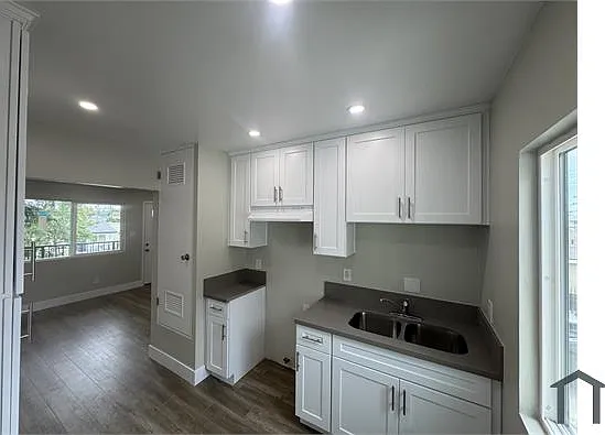 9205 S San Pedro St #5 — Photo 2