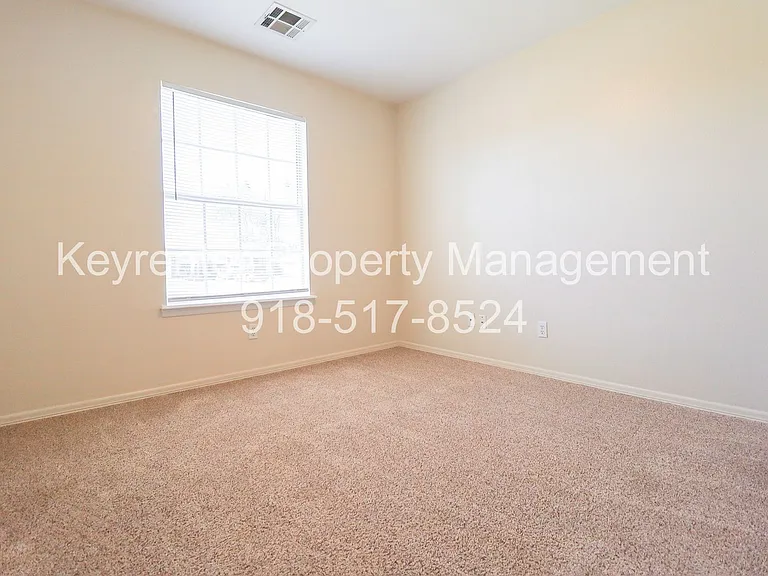 318 E Will Rogers Blvd — Photo 17