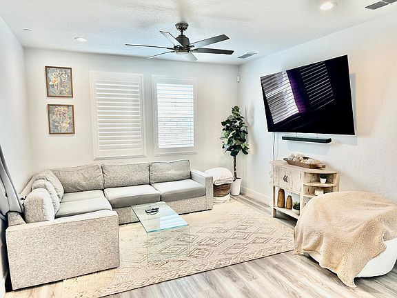 5th image of 996 Ponderosa Way W