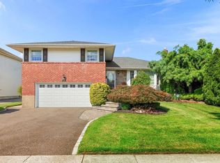 132 Ketchams Rd, Syosset, NY 11791