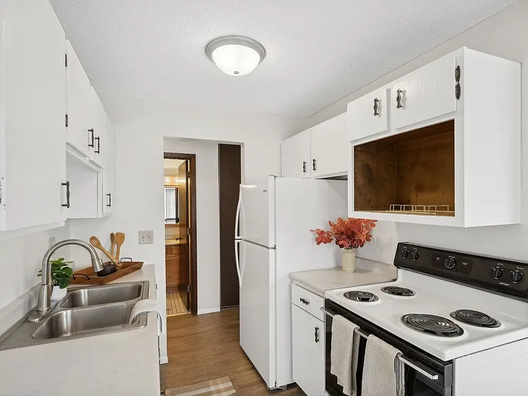 Van Dyke Apartments — Photo 1