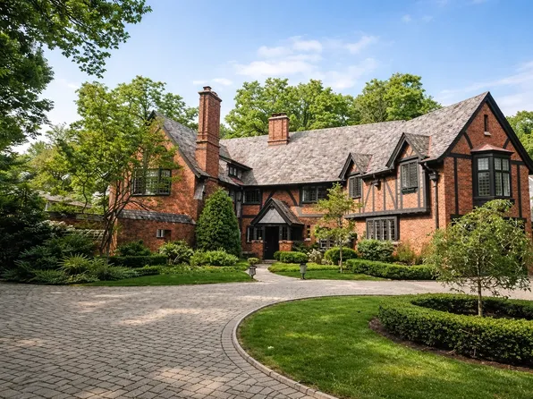 331 E Witchwood Ln, Lake Bluff, IL 60044